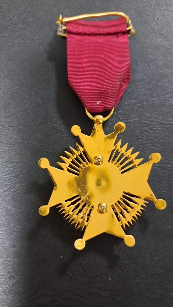 Medalla o condecoración cruz de caballero orden de cisneros - Imagen 4