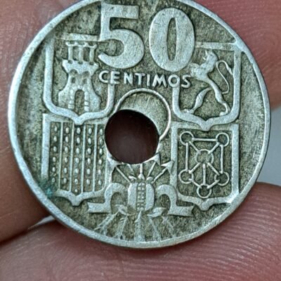 Error. Agujero desplazado. 50 céntimos de peseta 1949.